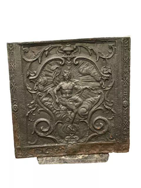 plaque de cheminée fonte de fer décor d'un personnage mythologique . XIX siècle.