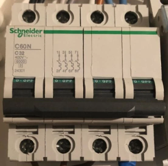 Schneider Interruttore magnetotermico c60n c32 400v