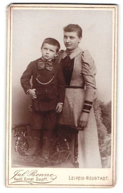 Fotografie Jul. Benne, Leipzig-Neustadt, Portrait charmante Frau mit Jungen im