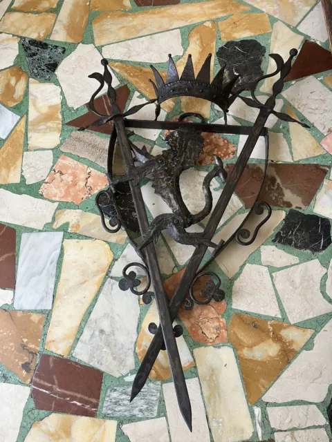 Scudo stemma araldico in ferro spade leone medievale da parete muro