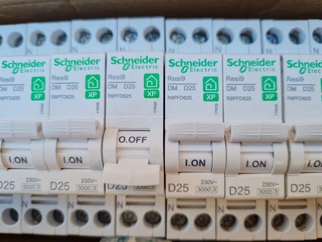 Schneider - Resi9 XP - Disjoncteur Modulaire - 1P N - 10A - Courbe C Peignable Ref R9pfc610 3606481160515
