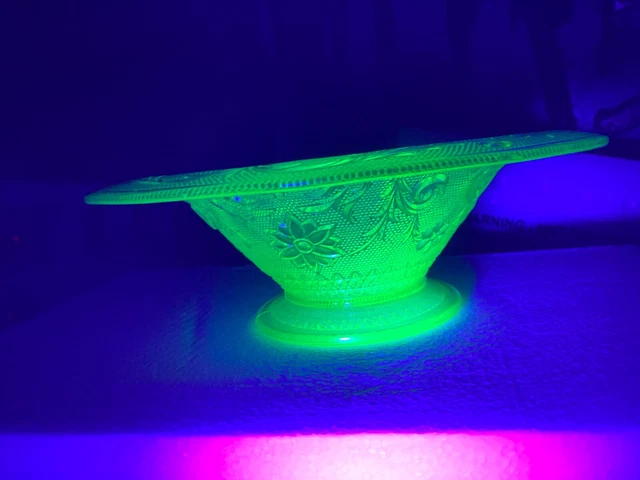 Antique Tiara Indiana Sandwich Vaseline Uranium Glass Chantilly Green Fruit Bowl