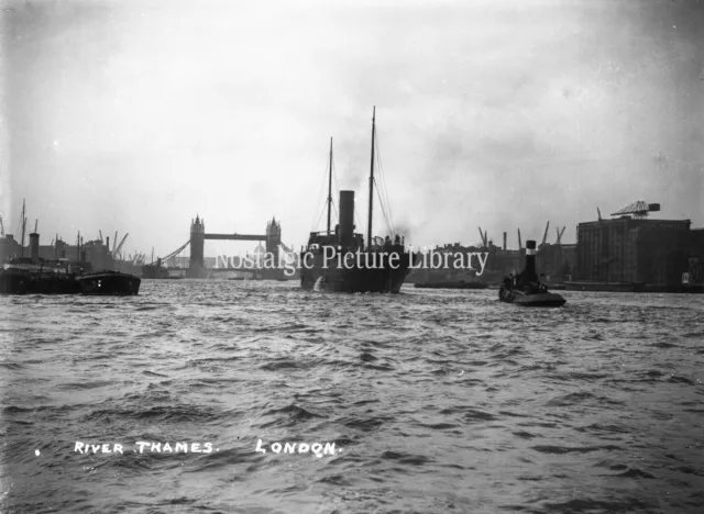 GN 544 LONDON SCENE & ARCHITECTURE THAMES RIVER  BELOW TOWER BRIDGE c1920