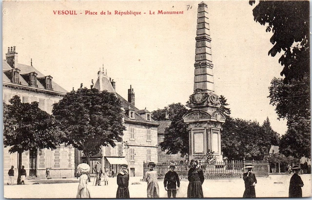 70 VESOUL - place de la republique, le monument.