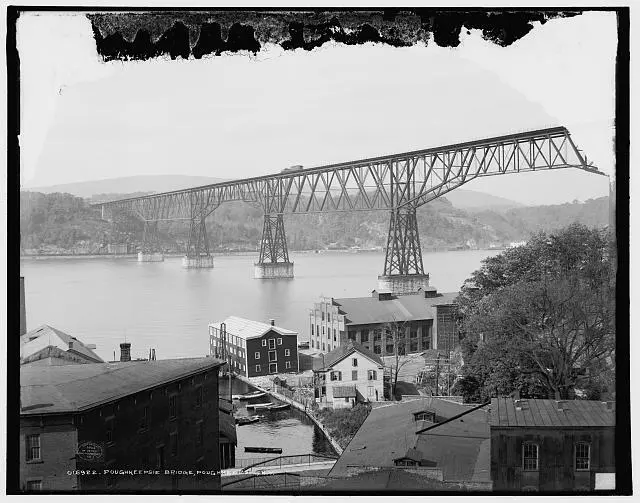 Poughkeepsie Bridge,railroad tracks,Hudson River,buildings,New York,NY,c1904