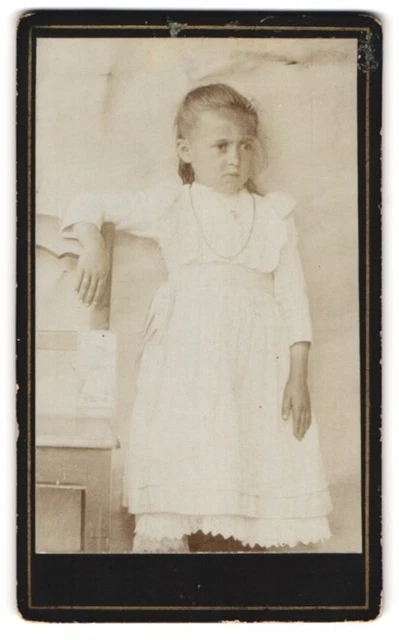 Fotografie unbekannter Fotograf und Ort, Portrait kleines Mädchen im weißen Kle