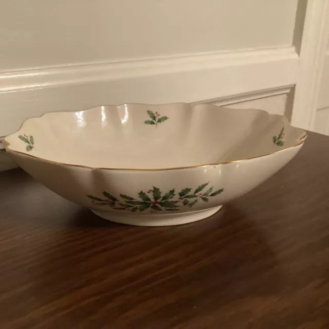 Lenox Christmas Holiday 10” Scalloped Vegtable Serving Bowl Dish    Holly Berry.