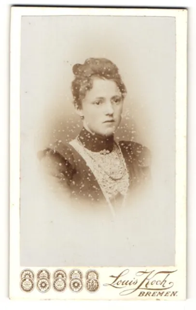 Fotografie Louis Koch, Bremen, junge Frau im Kleid mit hohem Kragen und Perlenh
