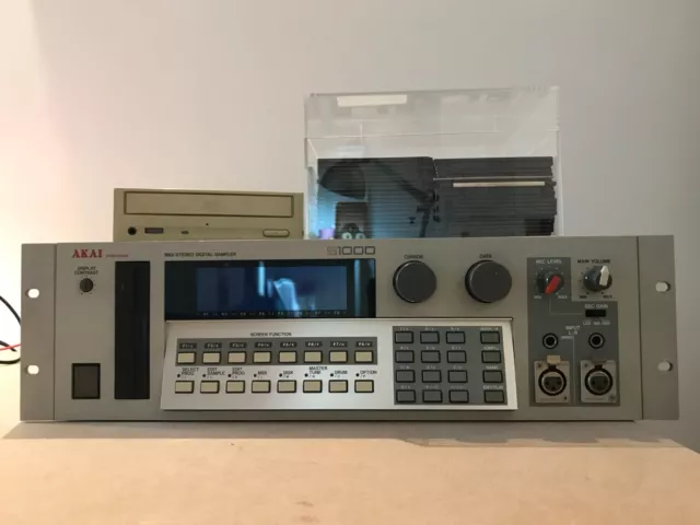 AKAI S1000 Sampler / OS V.4.4 / 6mb RAM / Floppy / SCSI CD reader / Display: TOP