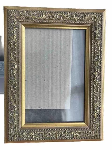 Vintage Gilt Ornate Picture Frame Wood Size Approx. 8 x 6” Photo Size 6 x 4”