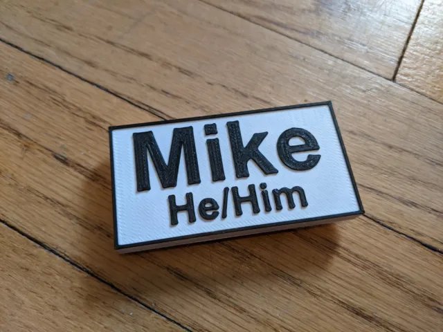 Pronoun name tag with magnetic clasp