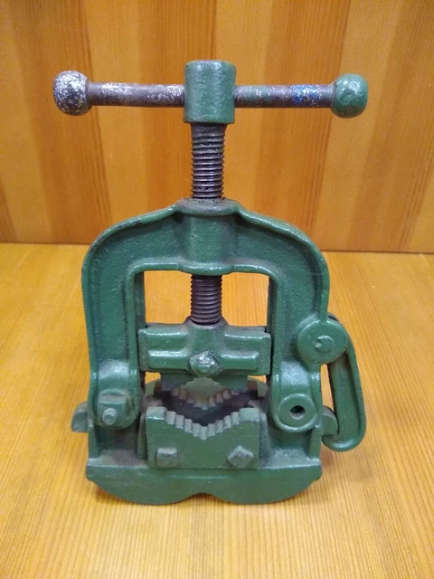 Vintage No. 008 Hinged Bench Pipe Vise Clamp 1/4"-2" Plumbing Tool Holding Green