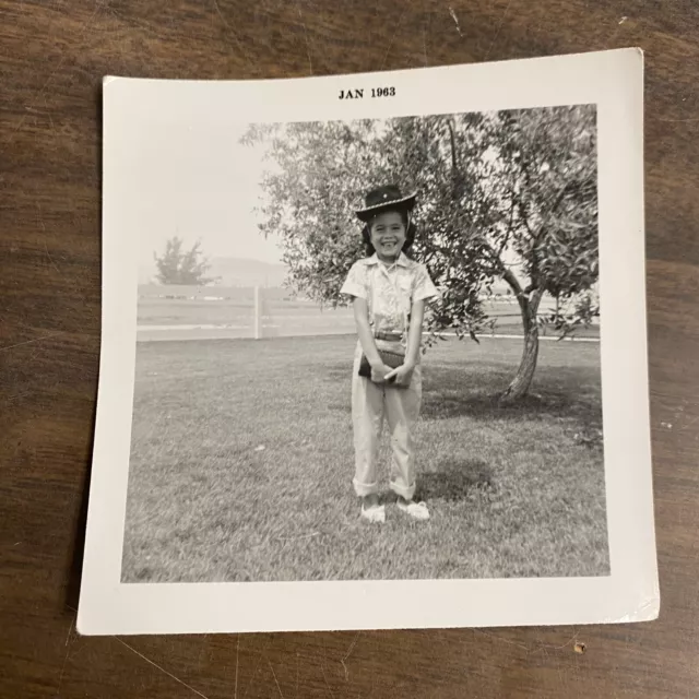 Vtg Fotos Foto Poco Niña En Patio Sonriente En Nuevo Cowboy Sombrero Enero 1963