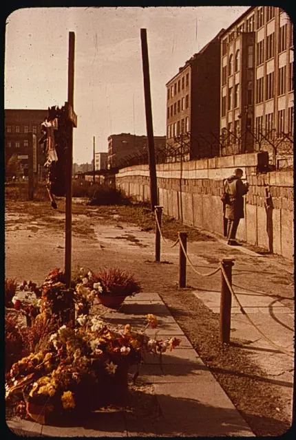 BERLIN PRIV. ORIG. FARBDIA DIA 1960er MAUER P. FECHTER GEGENKSTELLE  ZIMMERSTR.