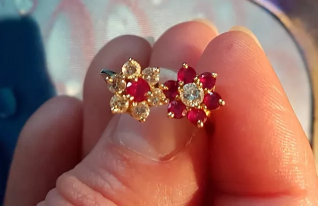 Bague fleur en or jaune 750 - 18 carats sertie de 14 pierres précieuses rubis &