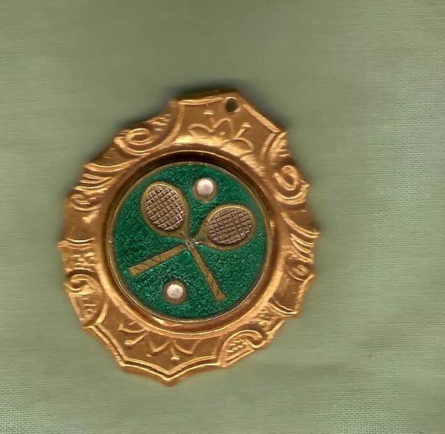 #D244.  1976  Tennis  Presentation    Badge