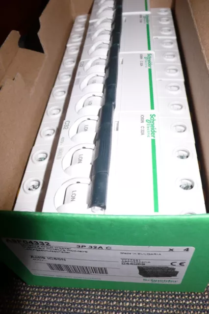 Disjoncteur 32A Triphase C32 Ampere Schneider Electric A9F04332 Merlin Gerin 6Ka