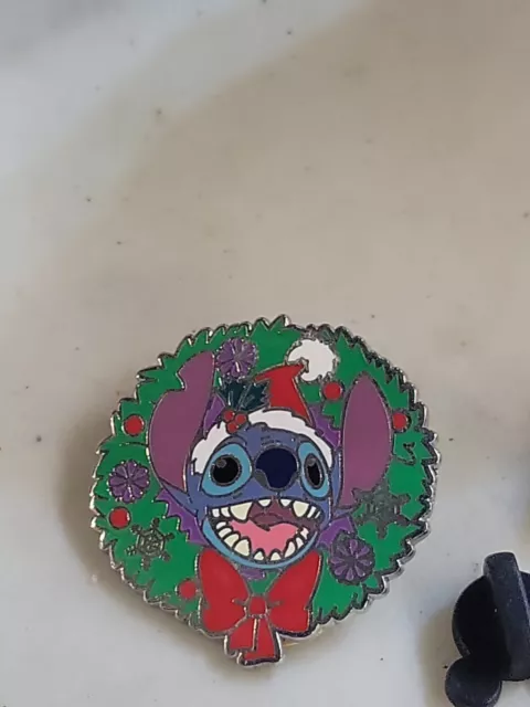 Disney Pin - Happy Holidays Lilo & Stitch Christmas Wreath Pin Le 200