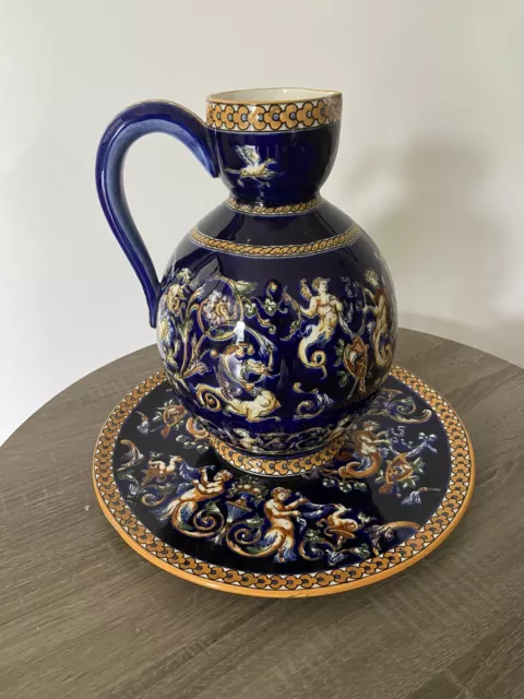 Pichet Et Plat en faience de GIEN modèle "RENAISSANCE " fond bleu superbe état