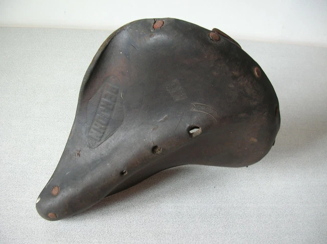 Vieille Selle De Vélo De Cuir De Cru Photo stock - Image du personnel, rivet: 27759810
