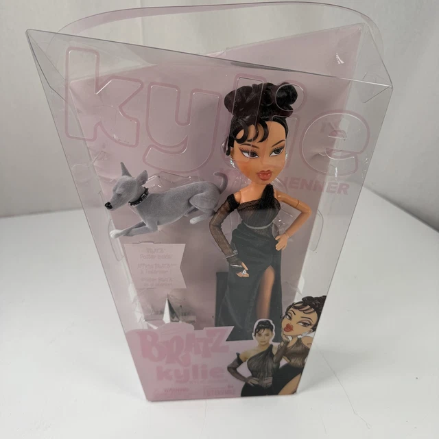 Bratz X Kylie Jenner Muñeca De Moda Look De Día – Vestido Charol, Botas Plataforma Y Accesorios, Coleccionable Con Soporte Y Póster
