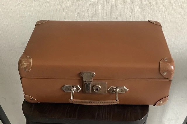 Lot De Vêtements Anciens Pour Poupées + Petite Valise En Carton Avec Poignée Métal
