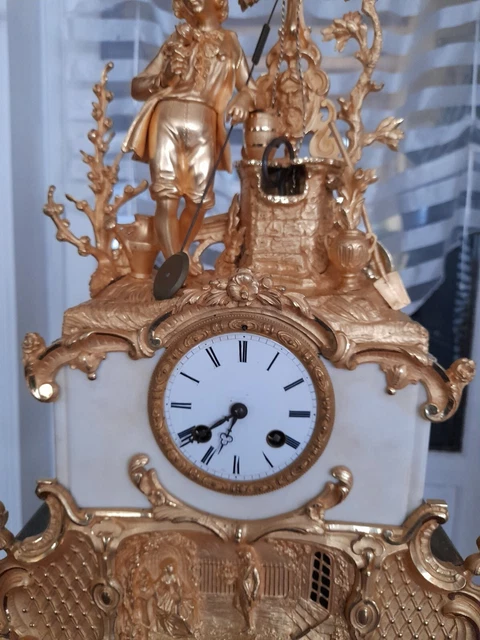 Superbe Pendule Murale Louis XV Dorée – Style Rococo Français Avec Détails En Brèche