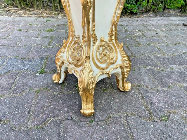 A beautiful Italian Baroque collumn/pedestal in white. 3