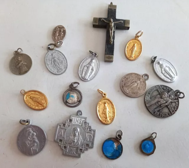 Packung 16 Religiöse Medaillen REF71952