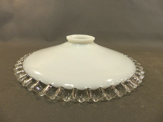 ANCIEN ABAT JOUR de lampe suspension en verre opaline dentelé vintage