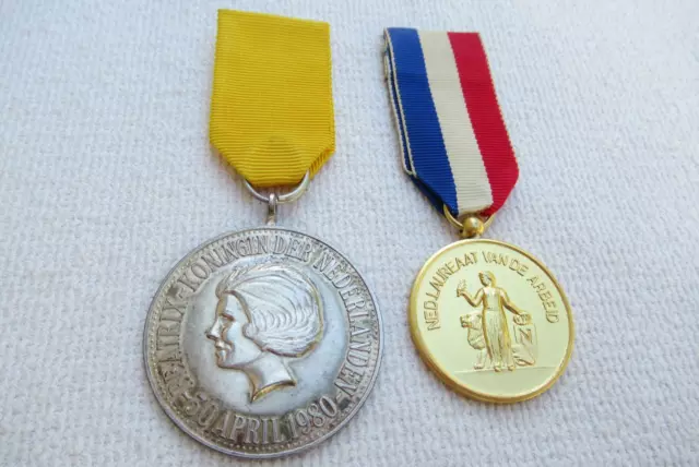 Niederlande Arbeitsverdienst Medaille In Gold + Erinnerungsmedaille Königin Beat