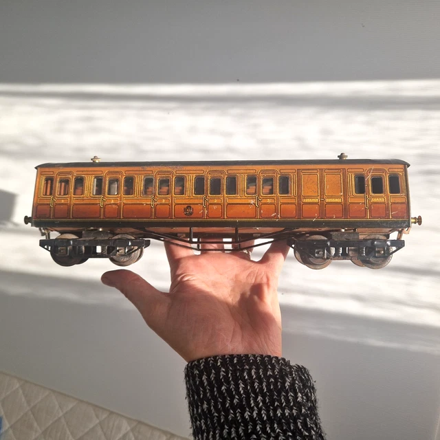 La voiture voyageurs carénée saucisson en miniature par Hornby échelle