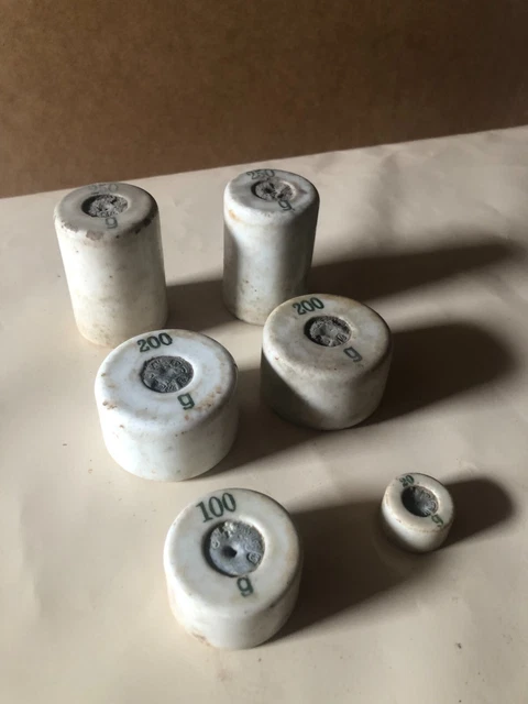Alte Gewichte aus Porzellan