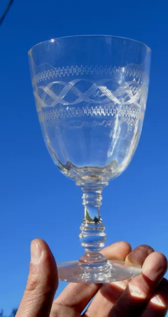 Saint Louis? Baccarat? Verre à vin blanc en cristal gravé, à côtes vénitiennes.