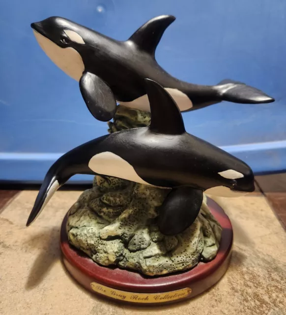 killer whale statue