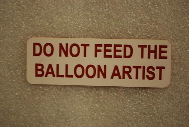 DO NOT FEED THE BALLOON ARTIST   (Fun Badges)