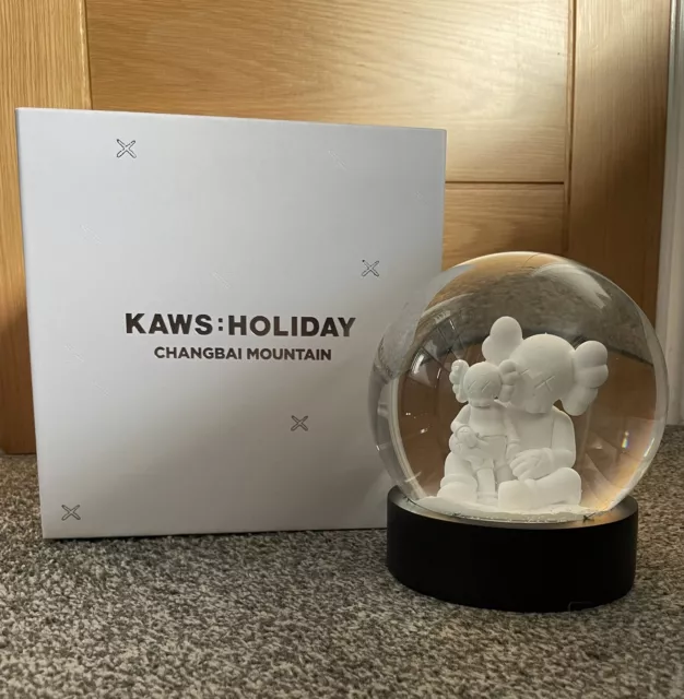 Kaws Holiday Changbai globo da neve da montagna - edizione di 500