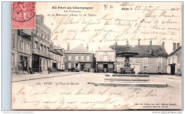51 AVIZE - la place du marche et la fontaine.