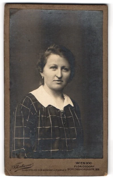 Photography studio Fortuna, Vienna XXI., Schlosshofferstrasse 29, young woman with w