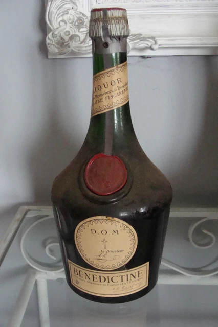 Lot 12 Tasses à Café Faïence – Bénédictine Fécamp, Sipa France