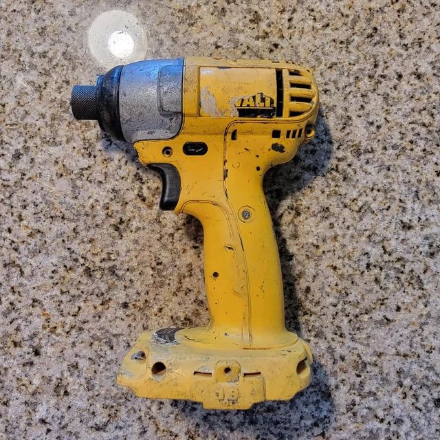 Controlador de impacto inalámbrico DEWALT DC825 1/4 de pulgada - sin probar