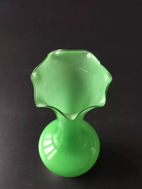 Vase en Opaline Verte à Col Juponné 3