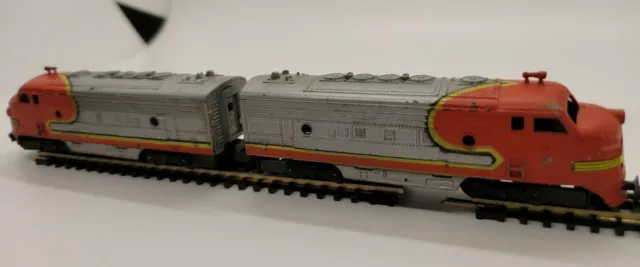 SANTA FE DIESEL LOCOMOTIVE ENGINE and Dummy unit  N SCALE