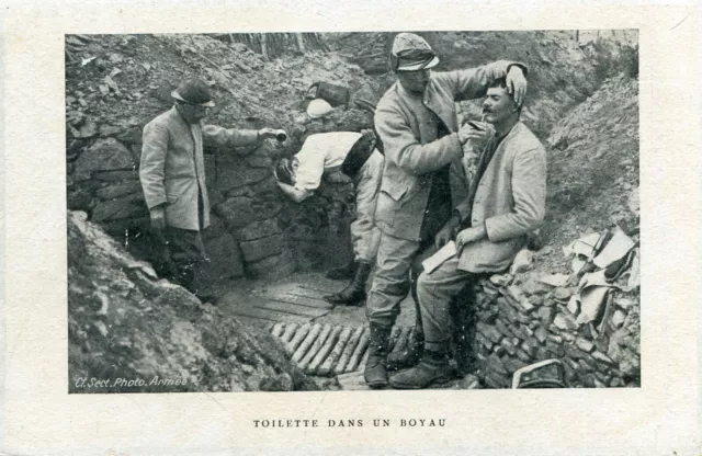 Militaire Guerre Toilette dans un boyau Soldats dans la Tranchée