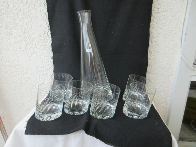 Très belle suite d'une carafe et de six verres en cristal gravé