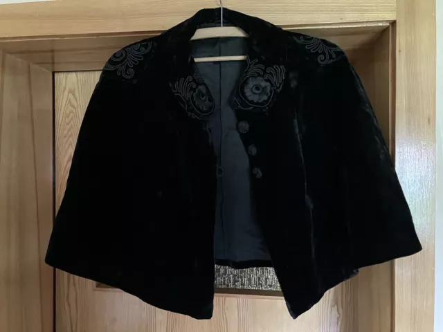 Edles Samt Cape mit Ornamenten circa 1910 bis 1920 schwarz antik gothic Umhang