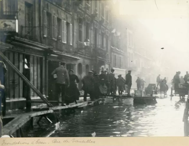 France, Inondations à Caen, Rue de Vaucelles, ca.1910, Vintage silver print Vint