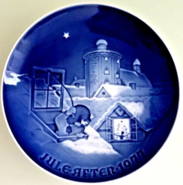 Royal Copenhagen Porcelain Decorative Plate-Christmas Jule After 1977-Size 7.25"