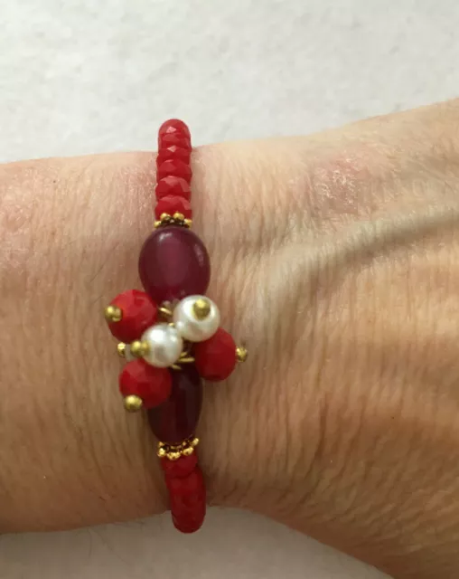 Neuf bracelet en perles de verre rouges et détails dorés 2