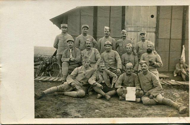 Militaire Carte PHoto de soldats du 408 ème Régiment Journal en main Baraquement
